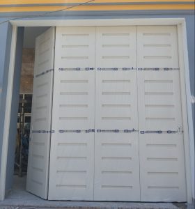 model pintu garasi minimalis modern